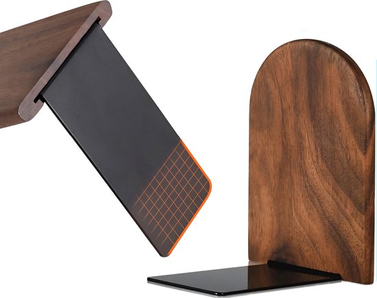 Een boogvormige houten boekensteun met een zwarte metalen basis, waarvan de plaat er schuin uitkomt. De plaat heeft een oranje rasterpatroon.