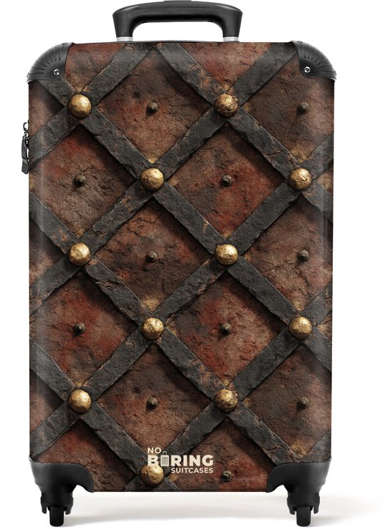 Reiskoffer met een ruitvormig patroon van donker metaal en gouden klinknagels, met 'NO BORING SUITCASES' logo.