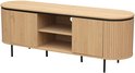 Lichtgrijs houten tv-meubel met geribbelde deuren en open vakken, staand op zwarte pootjes.