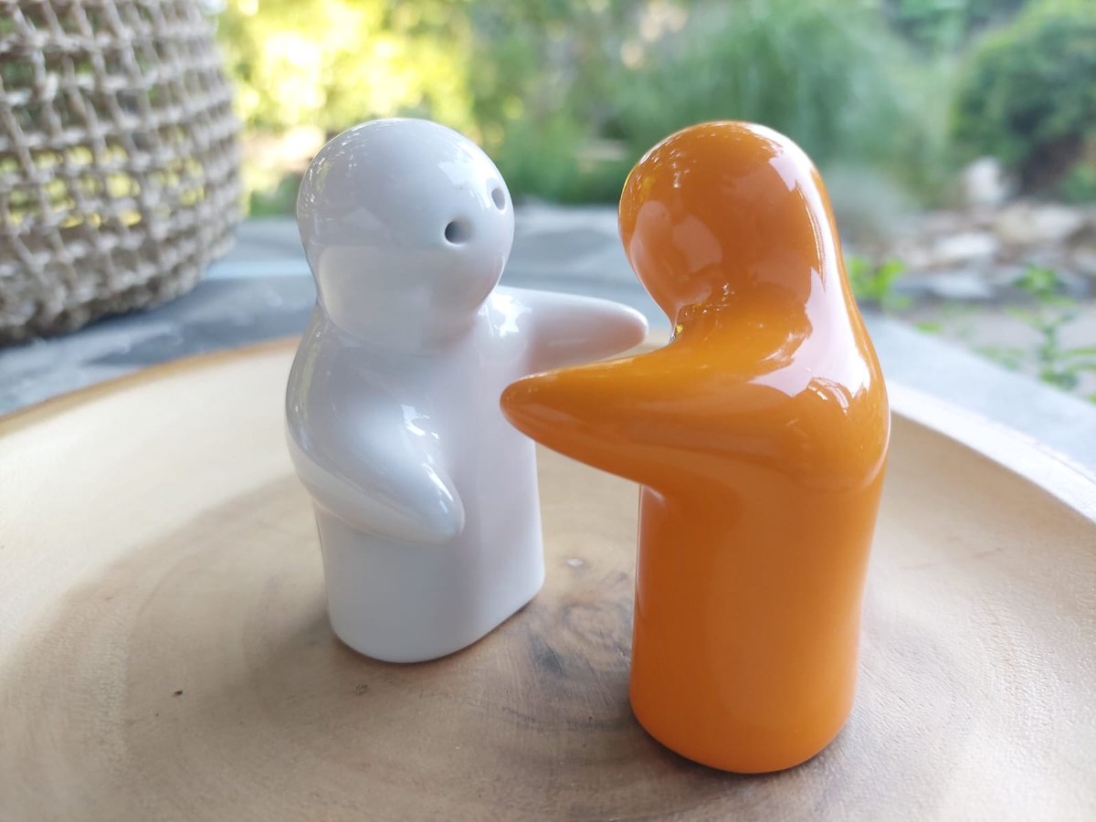 Floz Design peper en zoutstel omhelzing - koppel van 2 figuren - cadeau huwelijk, verloving, nieuwe woning - 7,5 cm - oranje / geel met wit - fairtrade uit Thailand