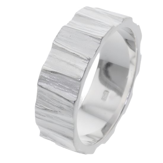 Bague en argent avec une surface rugueuse et striée et un bord festonné.