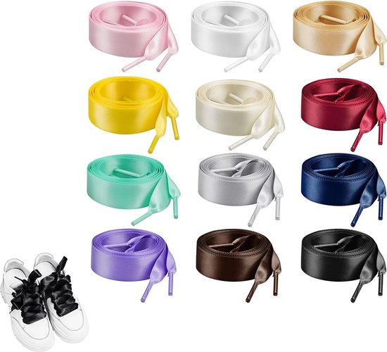 Collage van gekleurde, opgerolde satijnen schoenveters en witte sneakers.