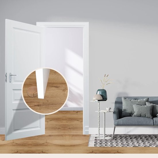 Houten deurstopper met een lichte houtnerf, gepresenteerd in een kamer met een witte deur en houten vloer.