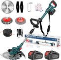 Complete set elektrische grastrimmer met 2x 21V 4000mAh accu, lader, diverse opzetstukken (zaagblad, messen, borstels, draadkop) en gereedschap.
