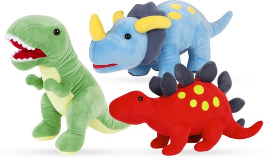 Drie pluche dinosaurussen: groene T-Rex, blauwe Triceratops met gele hoorns en rode Stegosaurus met gele stippen.
