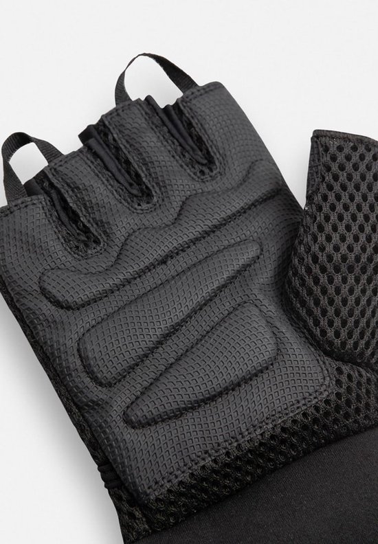 Zwarte fitnesshandschoenen met een gestructureerd gripvlak op de handpalm en mesh aan de zijkanten.