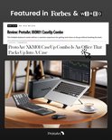 Een ProtoArc toetsenbord, muis, laptopstandaard en draagtas op een houten tafel. Een laptop staat op de standaard.