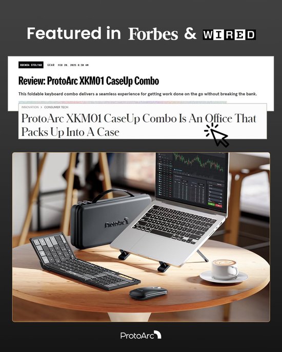 Een ProtoArc toetsenbord, muis, laptopstandaard en draagtas op een houten tafel. Een laptop staat op de standaard.