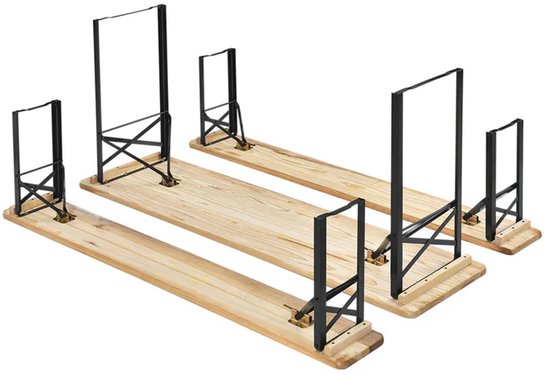 Houten biertafel en banken, omgekeerd, met opstaande zwarte metalen frames.
