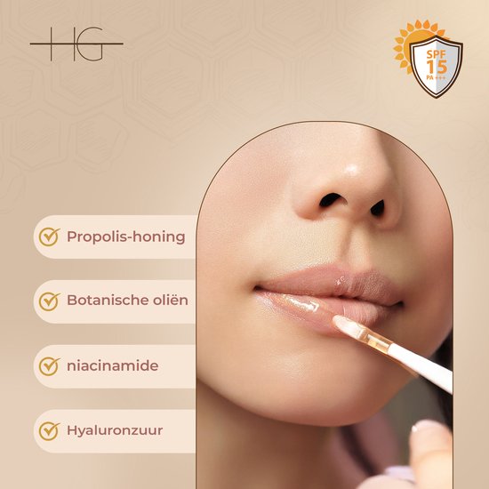 Close-up van lippen die worden aangebracht met een lipserum applicator. Kenmerken: Propolis-honing, botanische oliën, niacinamide, hyaluronzuur.