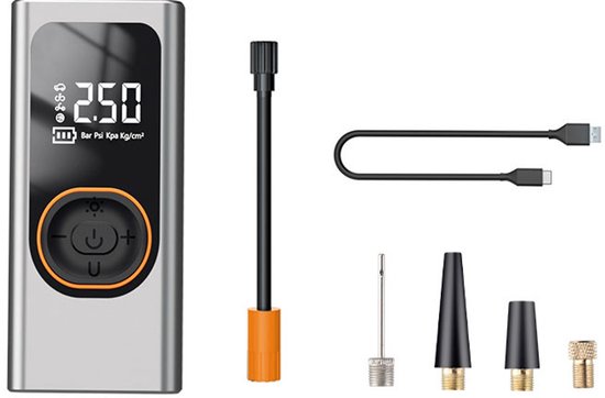 Zilverkleurige draagbare luchtcompressor met digitaal display, slangen, adapters en USB-kabel.