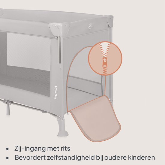 Gedetailleerde weergave van de rits aan de zijkant van het grijze reisbedje. "Zij-ingang met rits" en "Bevordert zelfstandigheid bij oudere kinderen".