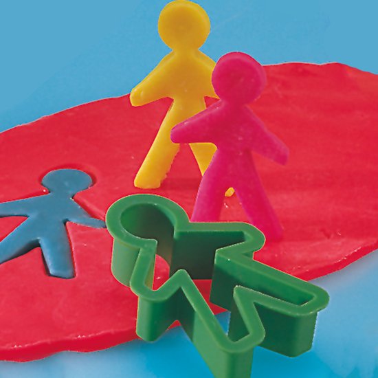 Blauw poppetje uitsteekvorm op rood klei, met gele en roze poppetjes op de achtergrond.