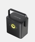 Zwarte draagbare Ikarao karaokespeaker met handvat en gele lichtring.