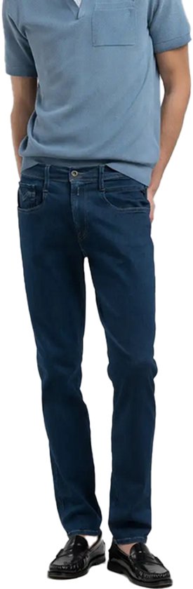 Jean Replay Anbass Hyperflex en denim bleu foncé, porté par un homme.