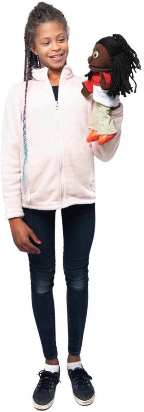 Meisje met vlechten houdt handpop Sierra vast, die een rode jas, wit shirt en beige broek draagt.