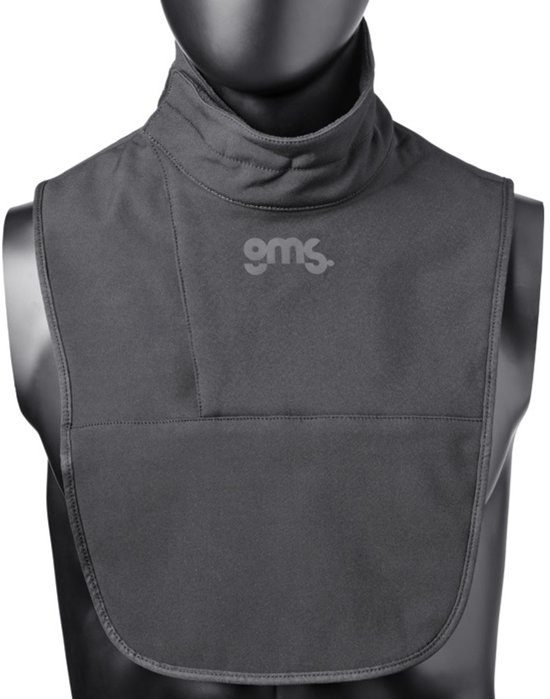 Zwarte GMS motorkol met logo, ontworpen om nek en borst te beschermen tegen wind en kou.