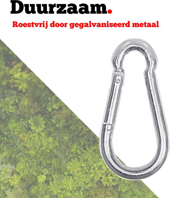 Zilveren karabijnhaak met de tekst "Duurzaam. Roestvrij door gegalvaniseerd metaal" op een achtergrond van groen gebladerte.