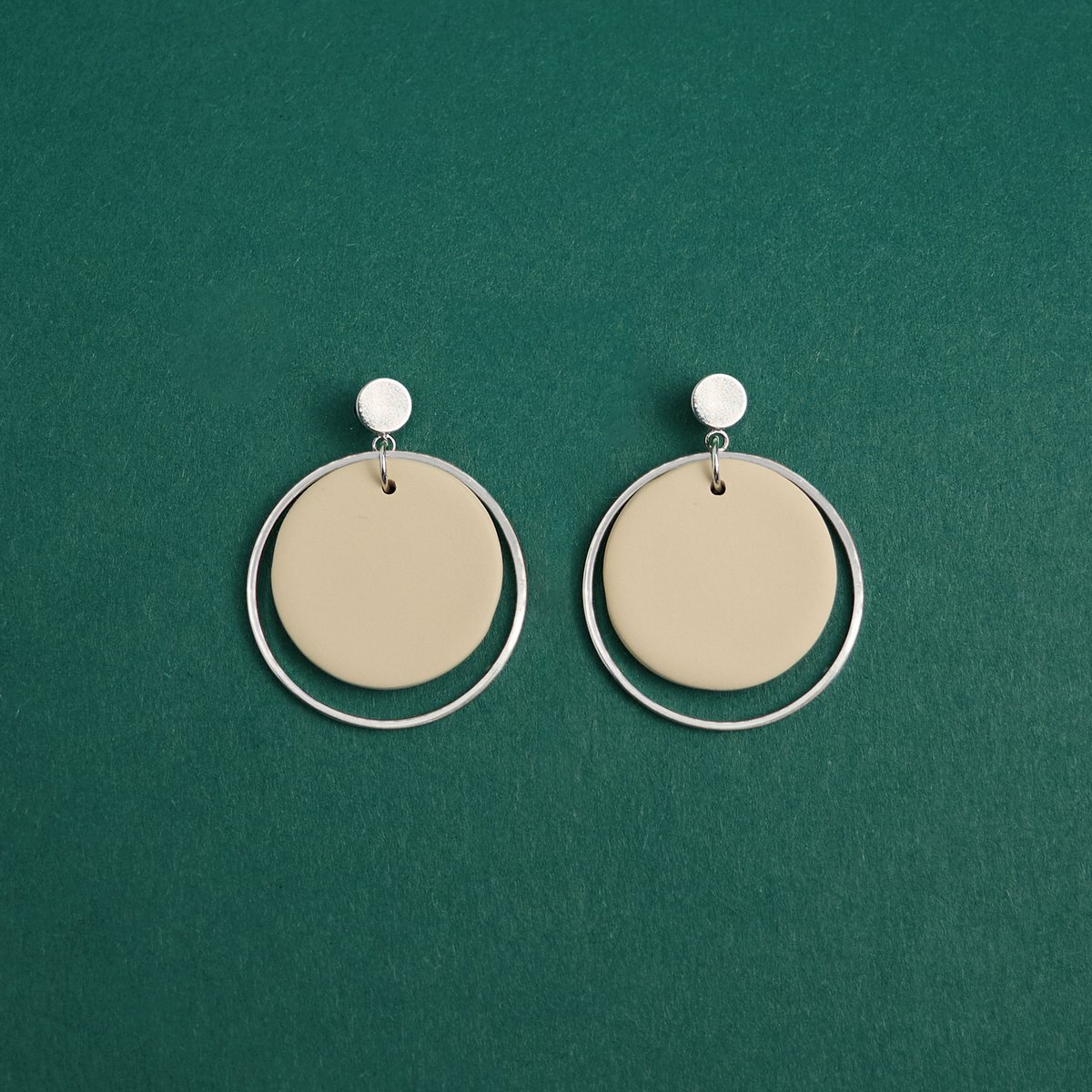 Zilveren oorbellen - CircleDrop earrings - LYHO - 4 cm - roestvrij staal -Waterdicht -Nikkel vrij -zilver - Kerst cadeau -Sinterklaas cadeau - Valentin - Moederdag - Beige - Handgemaakte oorbellen van klei