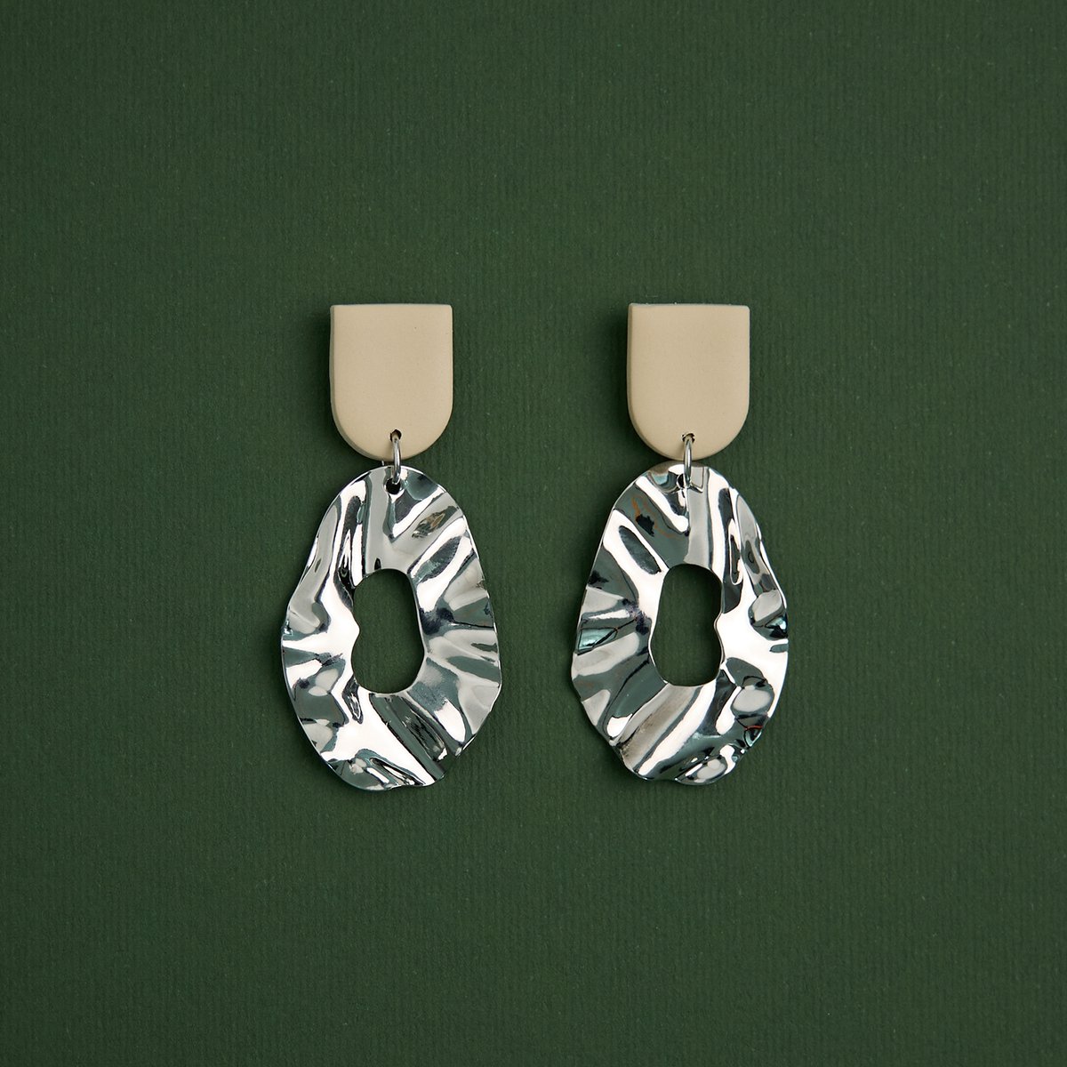 zilveren oorbellen -Lia earrings - LYHO -Beige kleur- -roestvrij staal -Waterdicht -Nikkel vrij - zilveren oorbellen -Kerst cadeau- Sinterklaas cadeau - Valentin - Moederdag -Handgemaakte oorbellen van klei