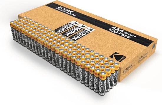 Een doos Kodak XtraLife Alkaline AAA batterijen, 100 stuks, opgesteld in rijen op een kartonnen doos.