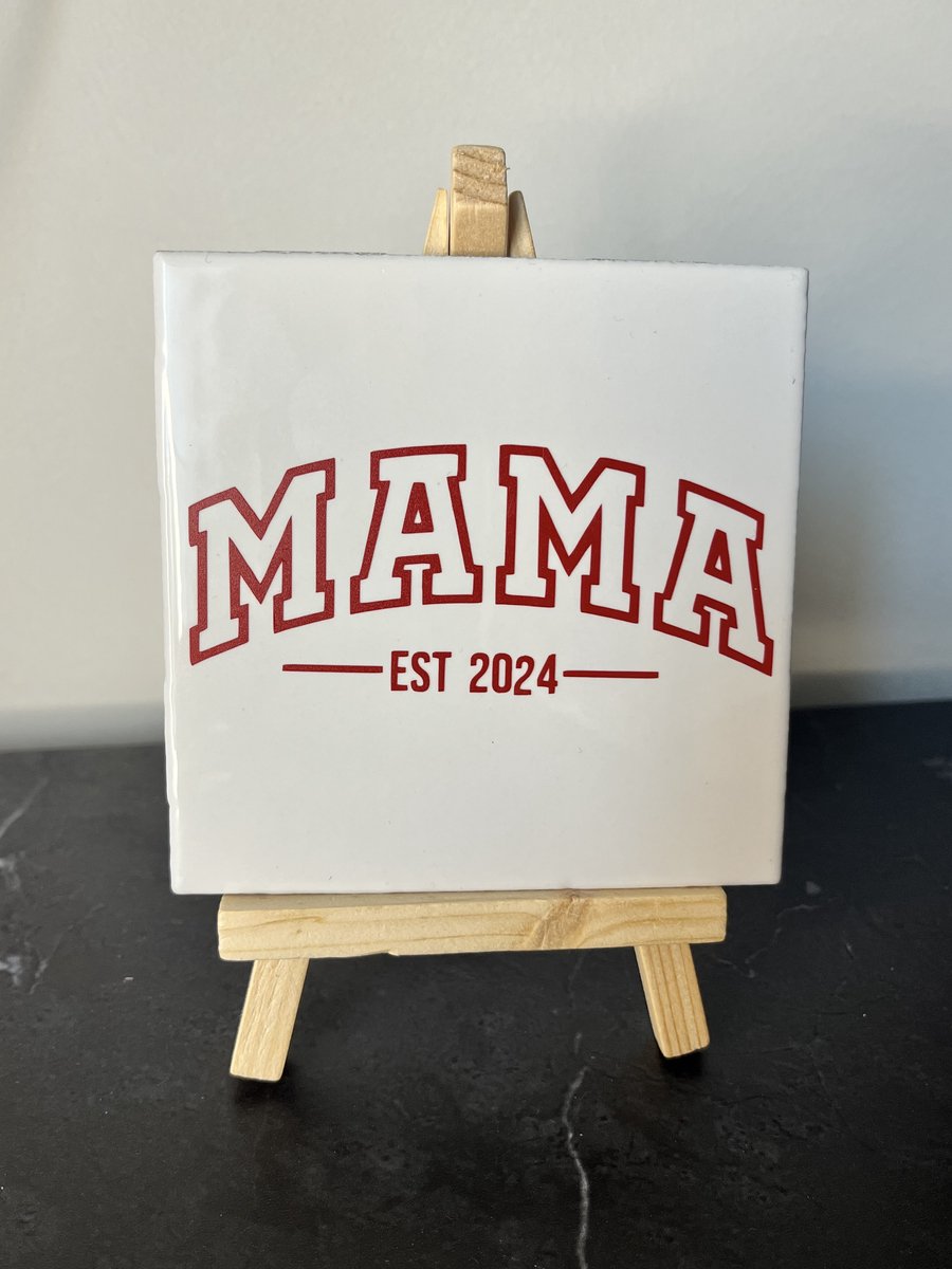 Tegeltje "Mama est. [jaartal]" | Viva Femme | Tegeltjes met tekst