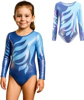 Meisje met een lachende gezichtsuitdrukking, in een donkerblauw turnpakje met lange mouwen. Naast haar een afbeelding van het turnpakje.