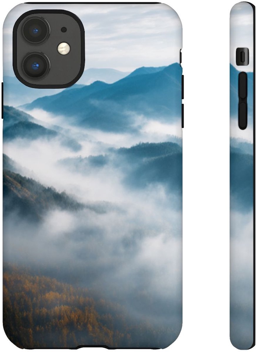 Mysterieus Berglandschap met Mist – Telefoonhoesje Geschikt voor iPhone 11