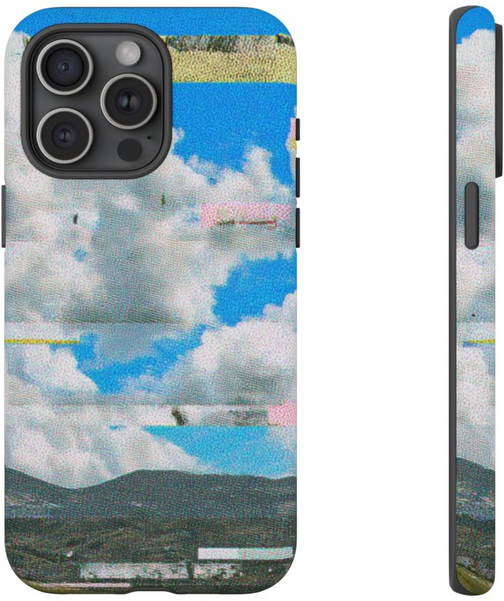 Glitch Effect Wolkenlucht met Bergen – Telefoonhoesje Geschikt voor iPhone 15 Pro Max