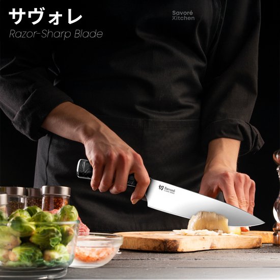 Chef met Savoré Kitchen chef's knife, snijdt op een houten plank. Lemmet van roestvrij staal, handvat met zwart marmerpatroon.