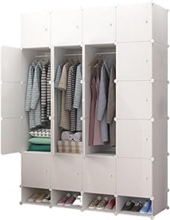 Modulaire witte kast met 12 vakken, waarvan 5 open met kleding en schoenen, en 7 gesloten met deuren. Twee deuren aan de linkerkant staan open.