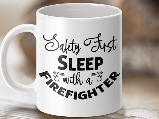 brandweerman mok, grappige mok, cadeau brandweerman, koffie mok, thee mok, cadeau idee, veiligheid eerst, slaap met, brandweer, mok cadeau, origineel cadeau, grappig cadeau, koffie cadeau