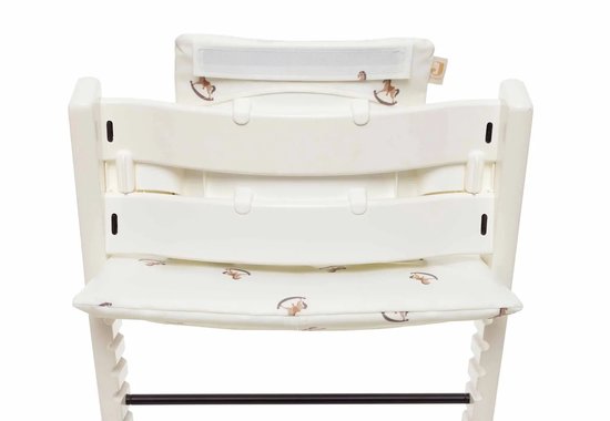 Witte stoelverkleiner met bruine wiebelpaardjes print. Zitgedeelte en rugleuning zichtbaar.