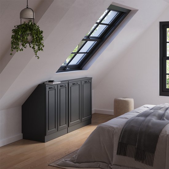 Antracietkleurige kast van 4 deuren onder een schuin dakraam in een slaapkamer met houten vloer.
