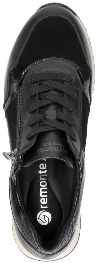 Bovenkant van een zwarte sneaker met veters, rits en glanzende en croco details.