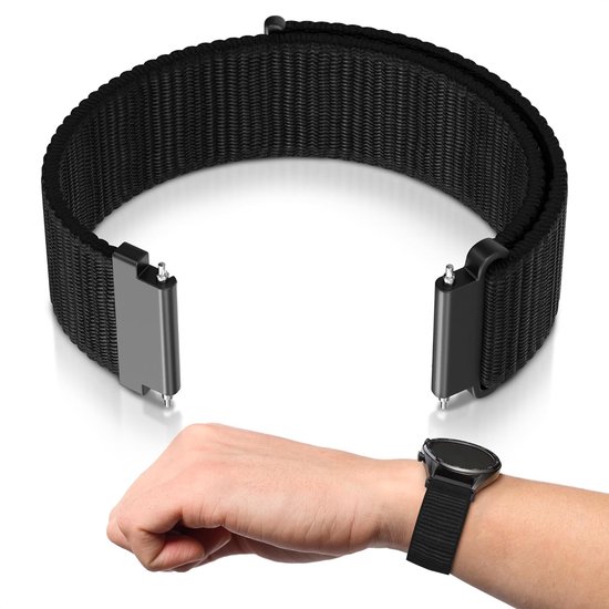 Un poignet porte un bracelet de montre noir en nylon tissé. Le bracelet est ouvert, les broches métalliques sont visibles.