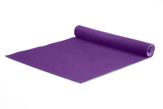 Tapis violet, partiellement roulé, sur fond blanc.