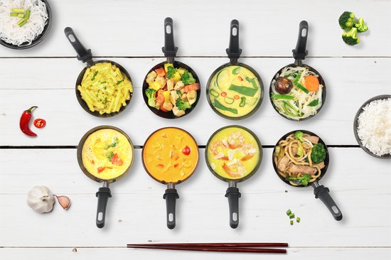 Bovenaanzicht van 8 wokpannetjes gevuld met diverse gerechten: pasta, groenten, curry, garnalen en noedels.