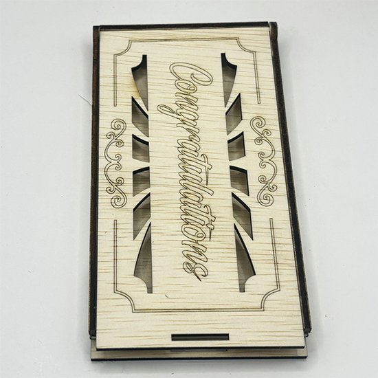 Boîte cadeau en bois avec un couvercle rabattable, gravée "Congratulations" et motifs décoratifs.