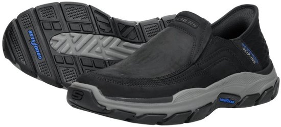 Zwarte Skechers slip-on schoen, zijaanzicht, met grijze zool en de zool van de andere schoen zichtbaar.