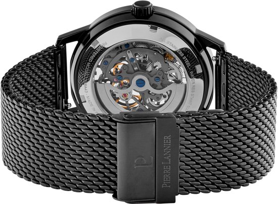 Achterkant van een zwart automatisch horloge met open kast. Het uurwerk met rode juwelen is zichtbaar. De band is van zwart mesh met Pierre Lannier gesp.