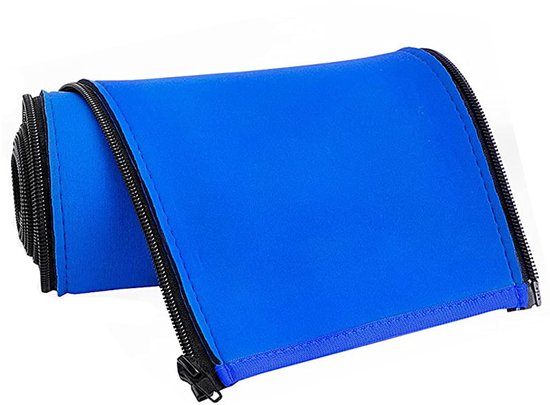 Opgerolde blauwe hoes met zwarte ritssluiting.