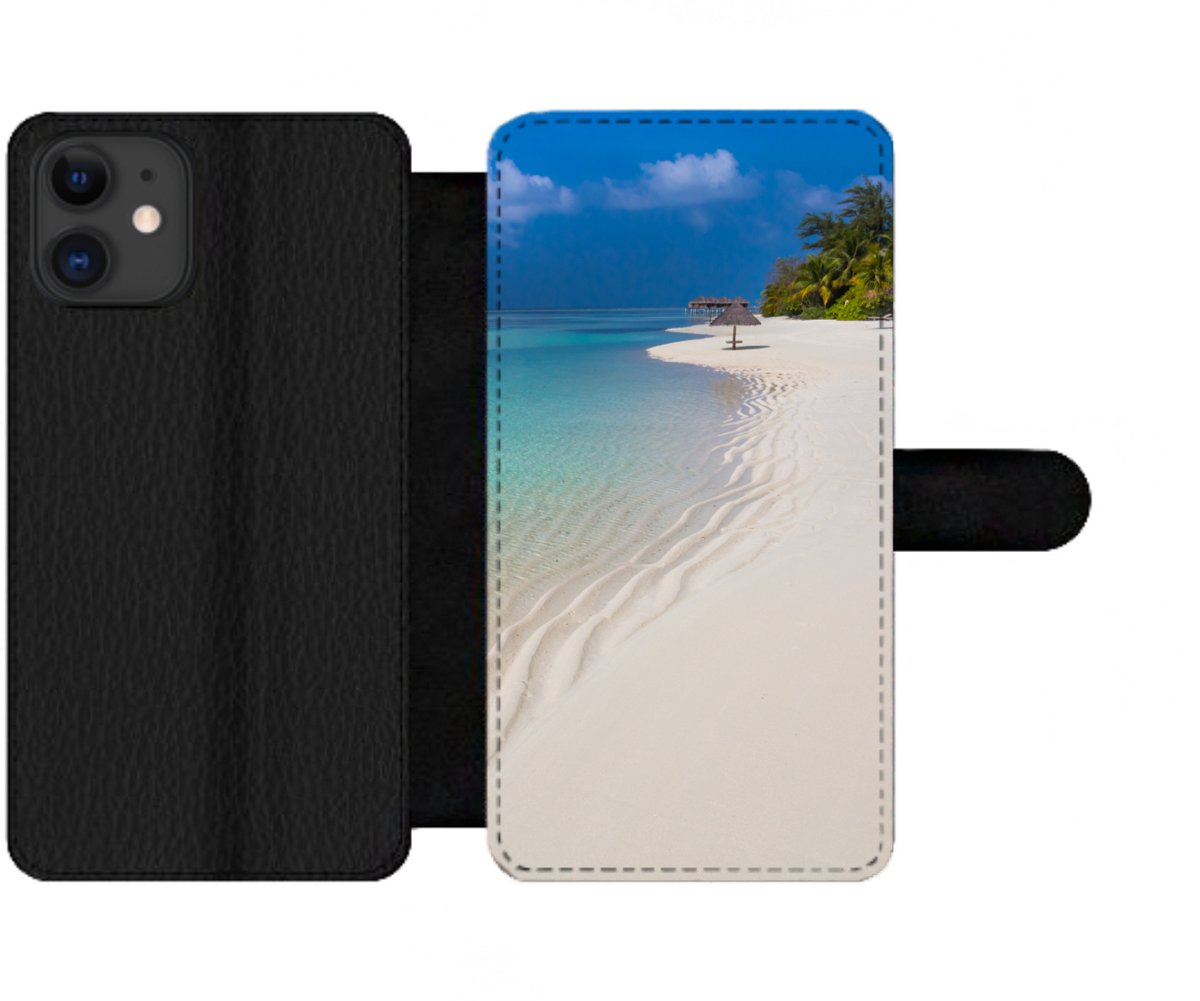 Telefoonhoesje Geschikt voor iPhone 12 Pro telefoonhoesje - Zee - Strand - Zomer - Met vakjes - Wallet case met magneetsluiting