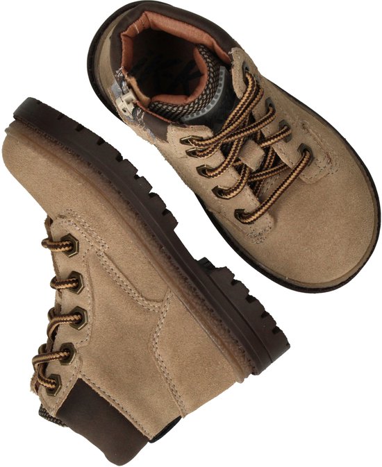 Lichtbruine suède veterboots met bruine veters en donkerbruine zolen.