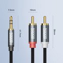 Close-up van een 3.5mm jack plug en twee tulp stekkers met gouden contacten en AdroitGoods logo.