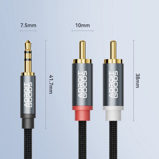 Close-up van een 3.5mm jack plug en twee tulp stekkers met gouden contacten en AdroitGoods logo.