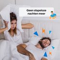 Een vrouw met haar handen over haar oren om het snurken van een slapende man te blokkeren. Text: "Geen slapeloze nachten meer"