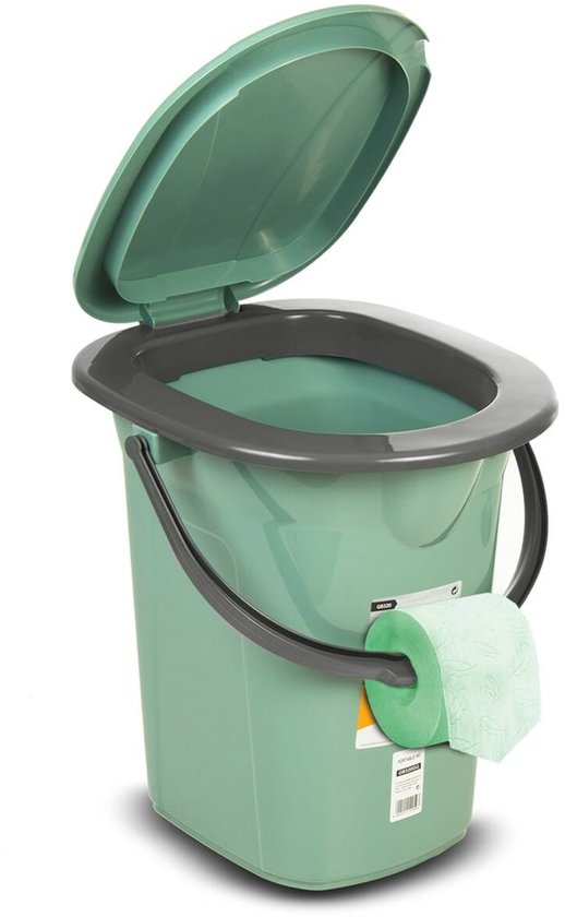 Groene campingtoilet emmer met open deksel en toiletpapierrol, op witte achtergrond.