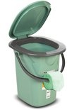 Groene campingtoilet emmer met open deksel en toiletpapierrol, op witte achtergrond.