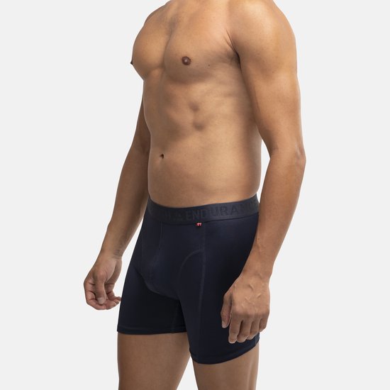 Man in donkerblauwe boxer met brede tailleband met "Endurance" tekst.